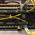 Komputer serwerowy - połączenia kablami sieciowymi